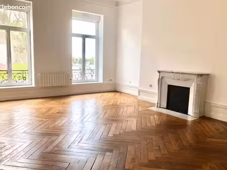 très bel appartement f4 face aux remparts 116 m2