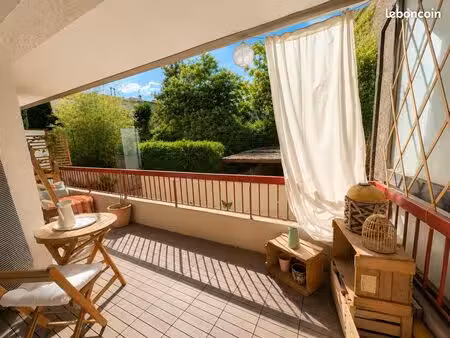 t2 rénové 43m2 avec terrasse parking et cellier