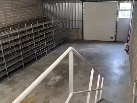 local d'activité de stockage et bureaux 180m²