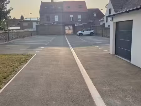 parking complet 22 places à louer
