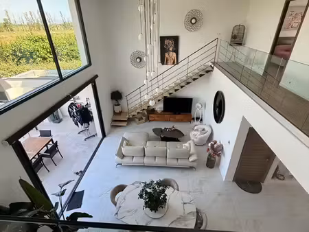 699 000 – villa contemporaine – piscine – prestations haut de gamme