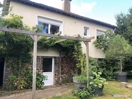maison individuelle + jardin + poulailler + dépendances