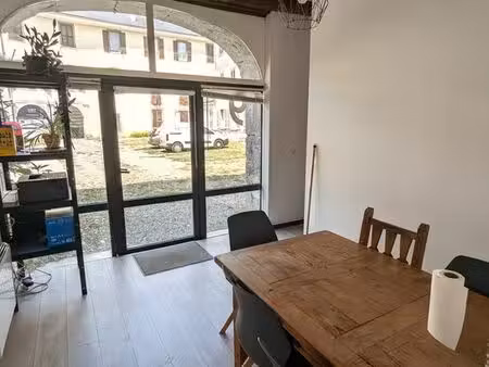 bureau dans une belle cour intérieure chambéry centre