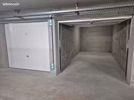 box de garage neuf 15 m2 avec point lumineux et prises électriques