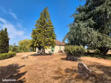 maison de campagne avec terrain et dépendance – cadre paisible et beaux volumes