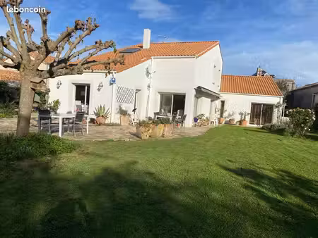 grande maison avec jardin