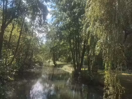 terrain de loisir avec étang le long de la somme