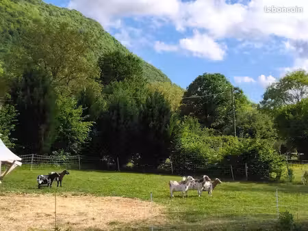 rare terrain de loisir avec abris bois sur les hauteurs de challes les eaux