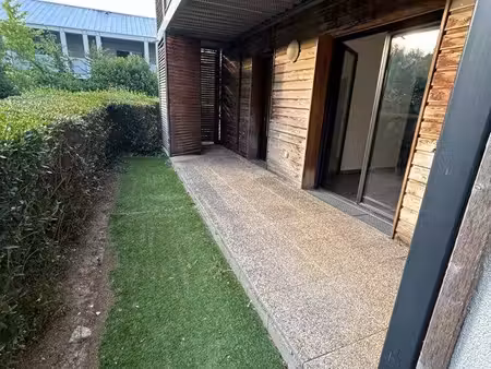 appartement 2 pièces récent en rdc avec terrasse et place de parking