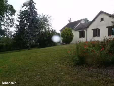 maison dans jardin paysager