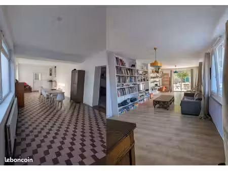 maison avec jardin arboré