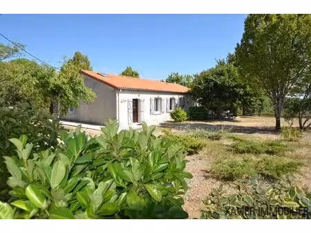 maison de plain-pied implantée sur un terrain de 2532m².