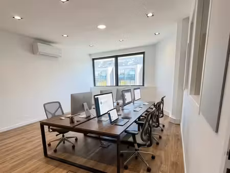 poste de travail en espace de coworking tout équipé + salle de réunion