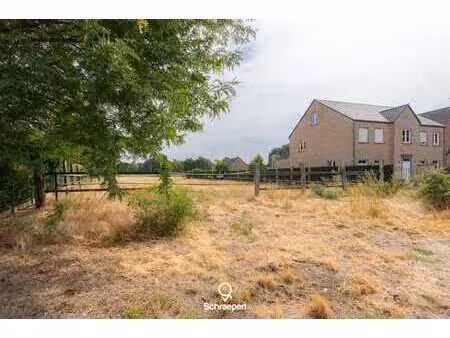 riant perceel van 1ha76a voor open bebouwing op een rusti...