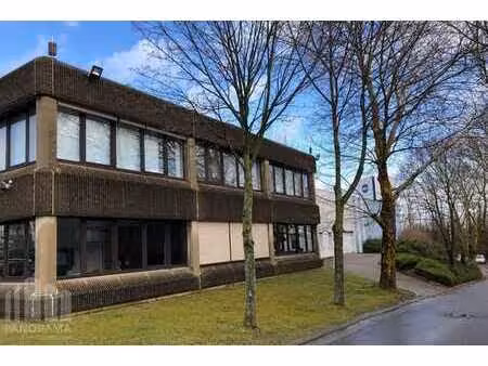 bâtiment d'entreprise de 1.314 m² avec des bureaux modern...
