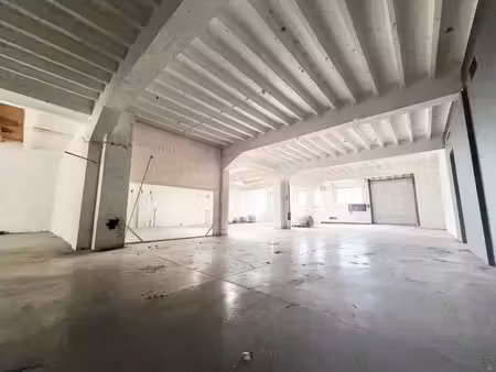 spacieux entrepôt idéalement situé à proximité de la gare
