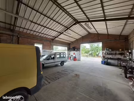 entrepôt 185 m² lavit