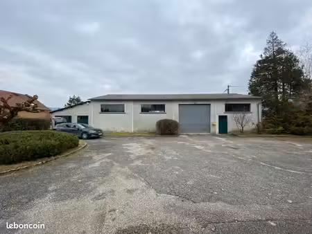 location entrepôt yenne