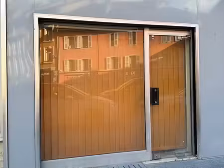 local commercial hyper centre
