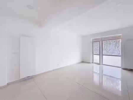 bureau rénové avec vitrine - excellente visibilté à jambes