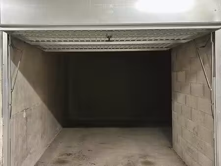grand box dans résidence sécurisée