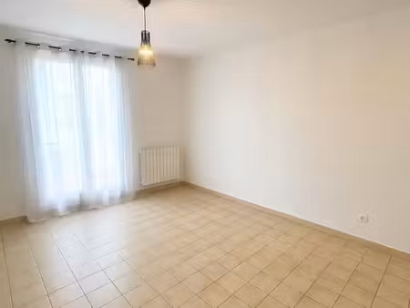 au cœur du vieux bondoufle  studio d'environ 30m² avec place de parking extérieur