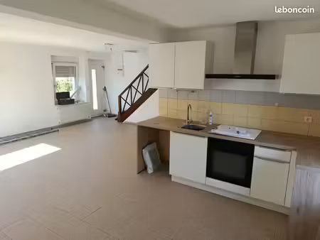 a dampierre-les-bois dans secteur calme  loue maison mitoyenne