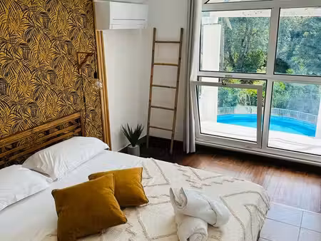 duplex t4 refait à neuf  entièrement meublé et équipé  piscine  petite vue mer  le diamant
