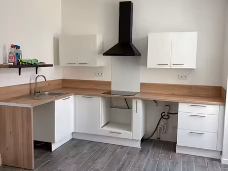 location t3 avec cour privative