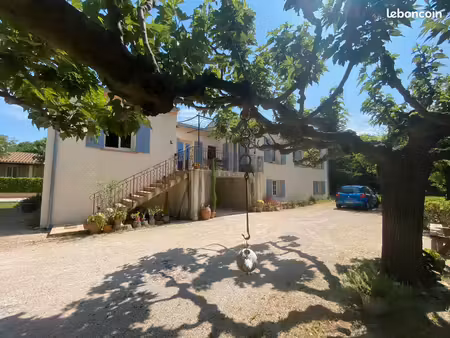 maison de campagne avec grand terrain à côté centre-village