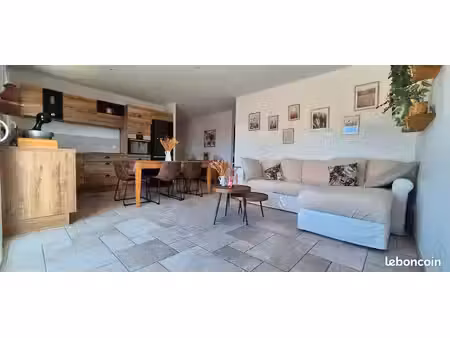 vendre – superbe t3 de 60 40 m² avec terrasse de 21 m²  cave et 2 places de parking – sain