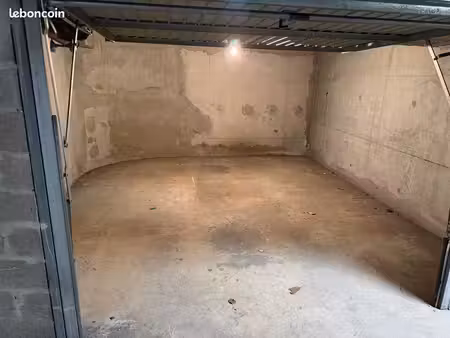 grand box fermé 20 m2 centre ville poitiers