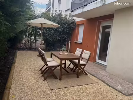 t2 vendu libre  rénové avec cour privative 