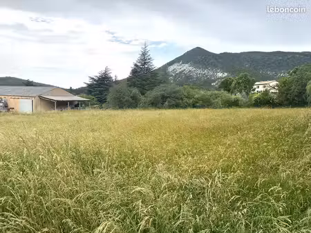 terrain constructible plat de 2 075 m² – divisible dès 1 000 m² – vue montagnes