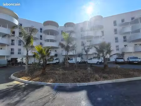 t3 récent avec terrasse de 21 m² et parking couvert – vue sur la rade de toulon – la seyne