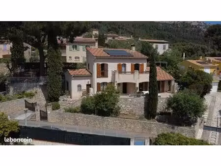 maison contemporaine avec un dpe b au revest-les-eaux (83200)  plein sud avec une très bel