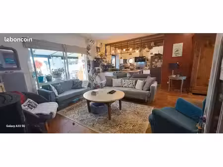 maison convivial  avec beaucoup d'arbres