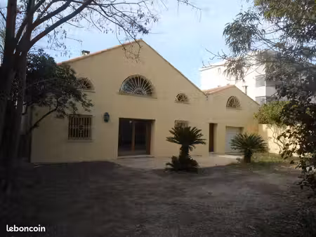 grande bastide ancienne au coeur de la crau
