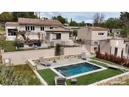 maison de campagne de plain-pied avec piscine
