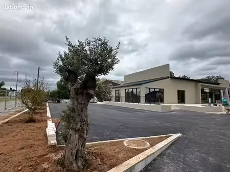 à louer – local commercial à vidauban – 106 m² + mezzanine 25 m² – 1ère location