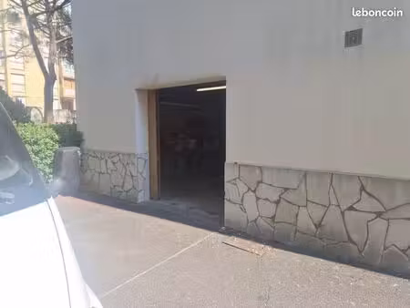 grand garage 28m² résidence estérel