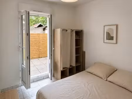 charmant t2 meublé avec terrasse privative – très bon état – proche centre-ville de troyes