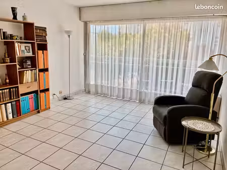 vaste studio idéalement situé