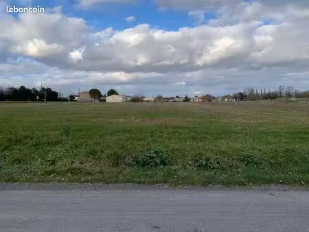 terrain à bâtir de 740 m2 au prix de 31900 à coulonges (17)