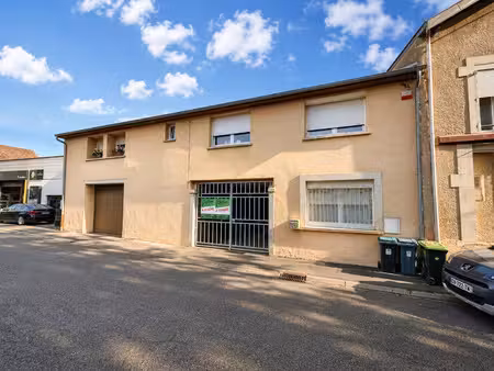ensemble immobilier avec appartement loué et vaste dépôt