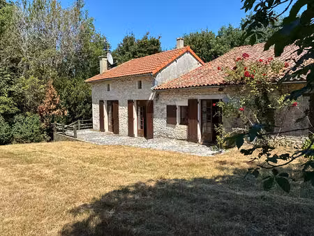 charmante maison à vendre à lizant - grand terrain et calme assuré !