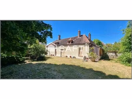maison ancienne et ses nombreuses dépendances