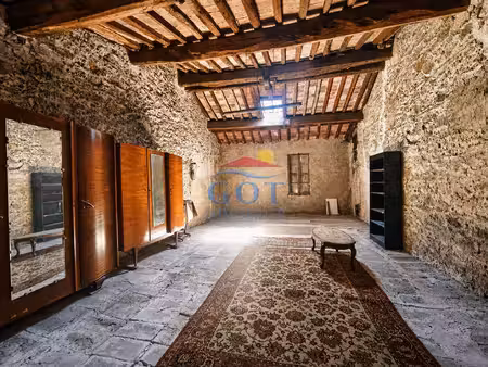maison de ville à claira - 115 m² utiles  cour et fort potentiel avec vaste grenier
