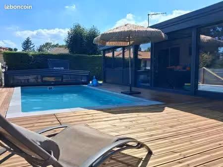 maison familiale 4 chambres  véranda  garage  salle cinéma et 1 autre chambre wc douche ai