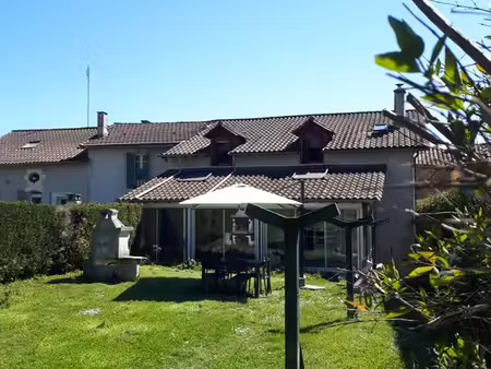 maison avec jardins dans village
